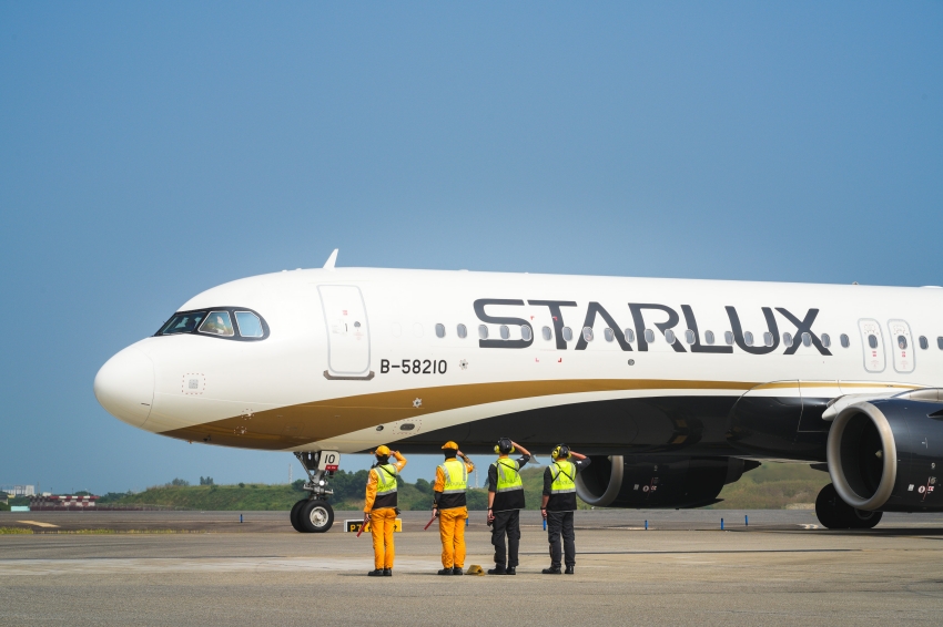 星宇航空客機停在桃園國際機場跑道上。