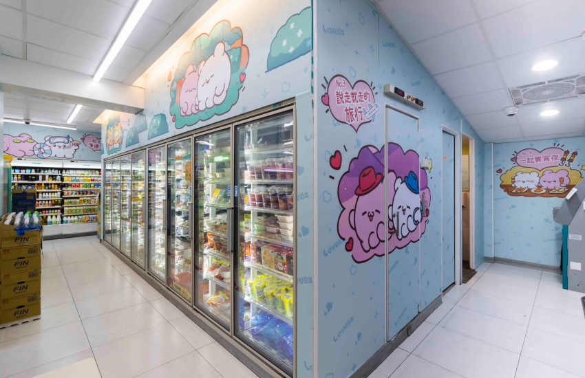 Loveez角色裝飾門市冷藏櫃上方與側面,延伸聯名店內場景。圖/統一超商提供