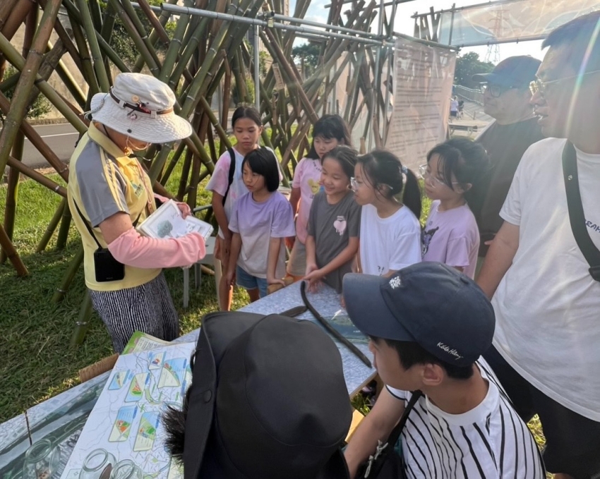 新北濕地藝術季週末定時導覽由志工帶領民眾認識人工濕地。圖/新北市政府高灘地工程管理處提供