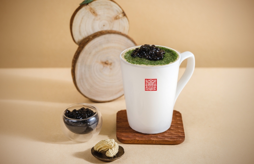 海苔焙茶珍珠花生拿鐵,杯面可見海苔粉與珍珠。圖/春水堂提供