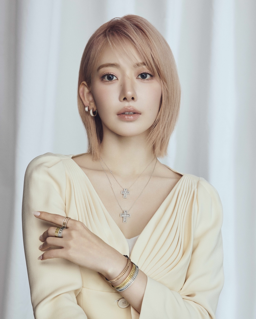 SAKURA佩戴DAMIANI Belle Époque項鍊、手環與戒指。圖／DAMIANI提供