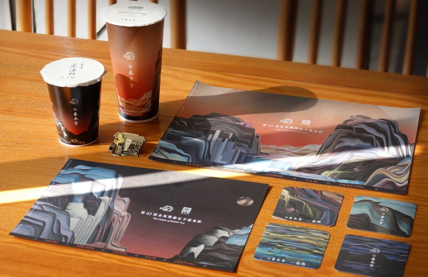 春水堂金馬聯名紙杯、餐墊紙與杯墊,搭配紀念磁鐵展示。圖/春水堂提供
