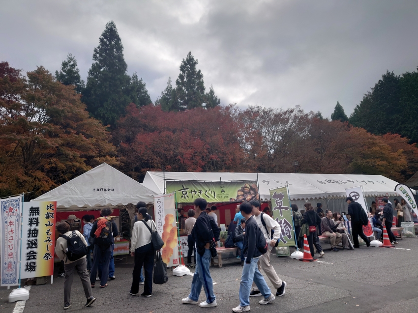 比叡山紅葉祭期間橫川停車場的輕食攤位。圖／比叡山琵琶湖DMO提供