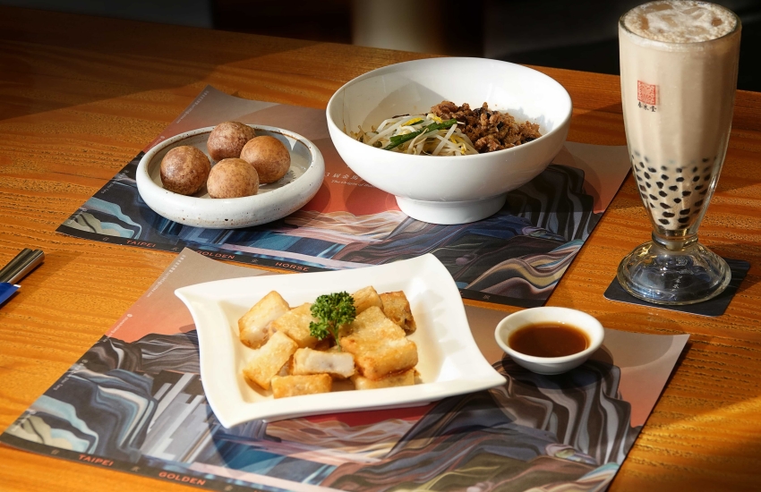 春水堂餐點與珍珠奶茶搭配金馬聯名餐墊紙呈現。圖/春水堂提供