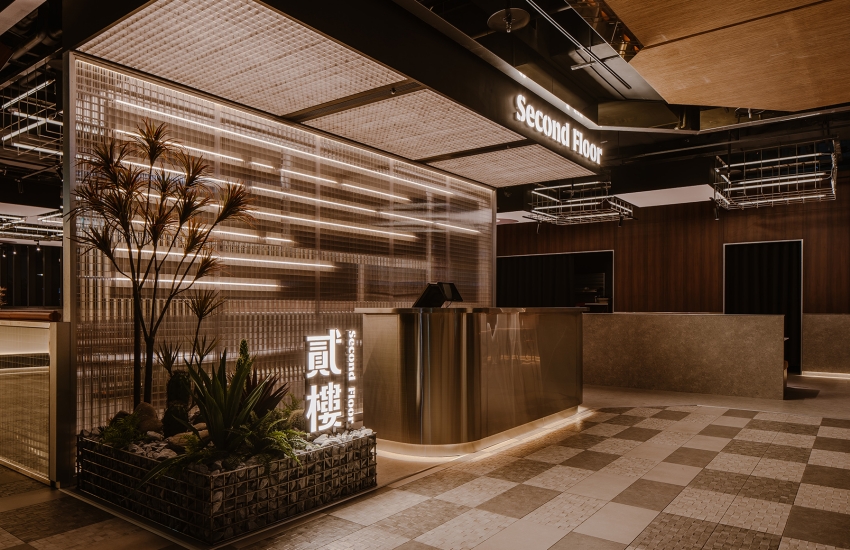 貳樓誠品新店裕隆城店入口,以品牌招牌與植栽迎接客人。圖/貳樓提供