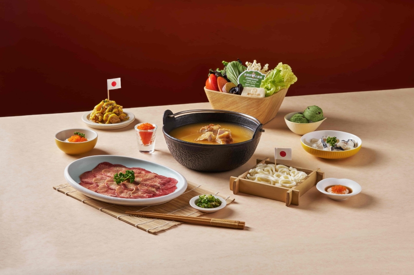 雞湯大叔日宴以雞白湯為鍋底,搭配肉品、烏龍麵與多款配料。圖/雞湯大叔提供