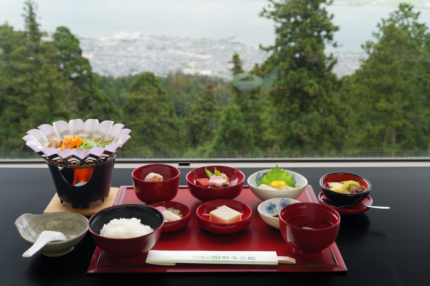 延曆寺會館提供的精進料理餐點。圖／比叡山琵琶湖DMO提供