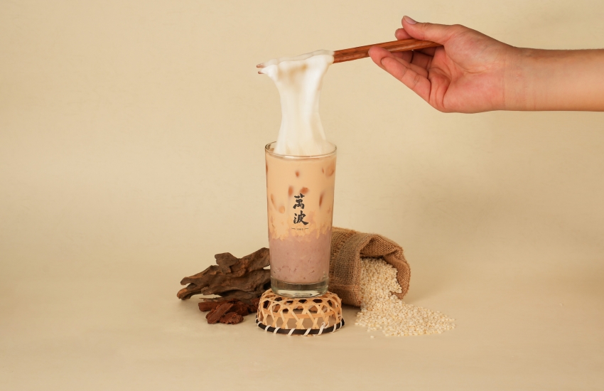 萬波米麻糬芋泥奶茶，以芋泥、奶茶與米麻糬呈現不同口感。圖／萬波島嶼紅茶提供