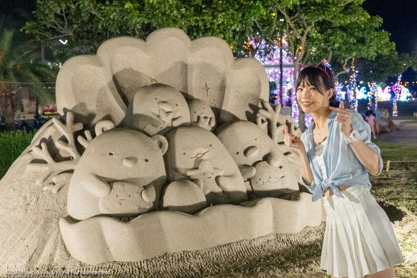 角落小夥伴沙雕作品旁有民眾合影。圖／新北市政府高灘地工程管理處提供