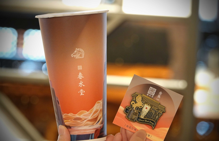 金馬聯名紙杯與茶映江湖紀念磁鐵同框。圖/春水堂提供